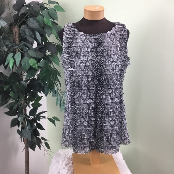 Notations large black and white layered ruffled sleeveless top
Fully lin… - Picture 1 of 14